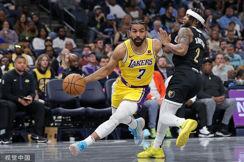 正将目光锁 正将目光锁